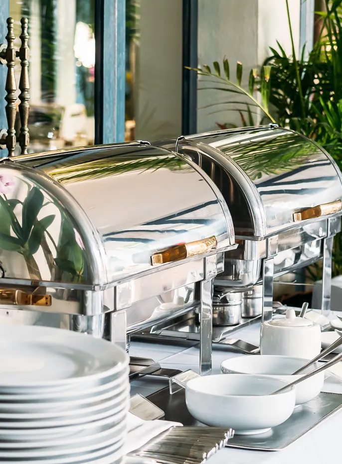 Elegant aufgebautes Catering-Buffet von Mahboobs Kitchen