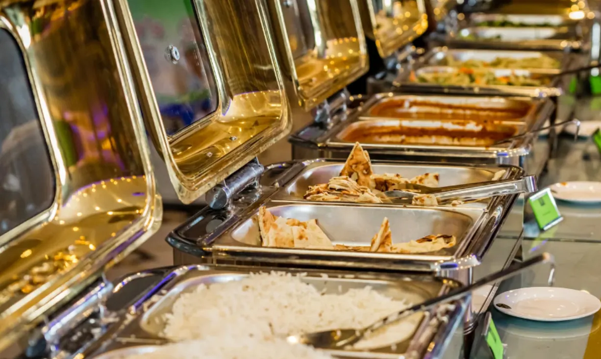 Aufgebautes Buffet bei einem Firmenevent von Mahboobs Kitchen