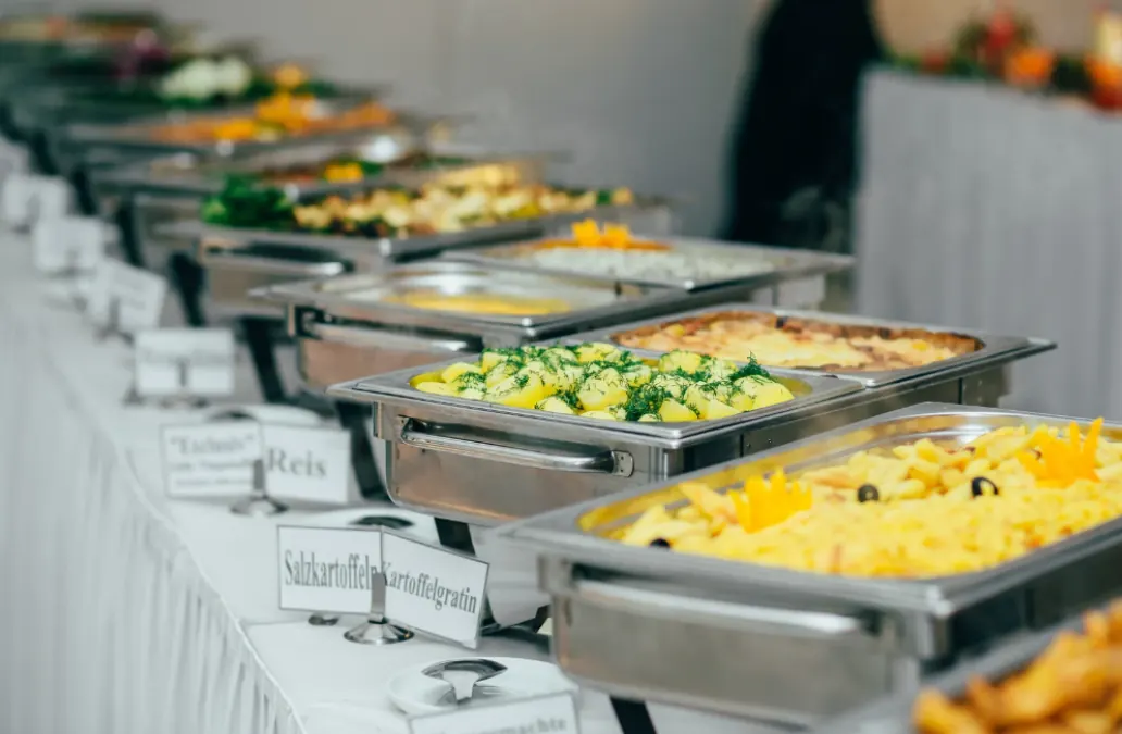 Catering-Buffet mit beschrifteten Speisen