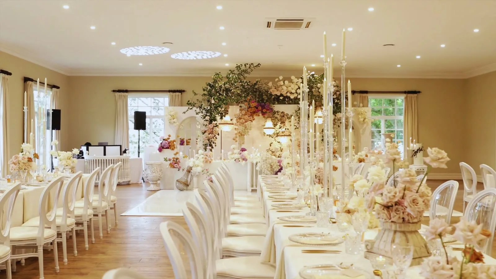 Festlich gedeckte Hochzeitstafel