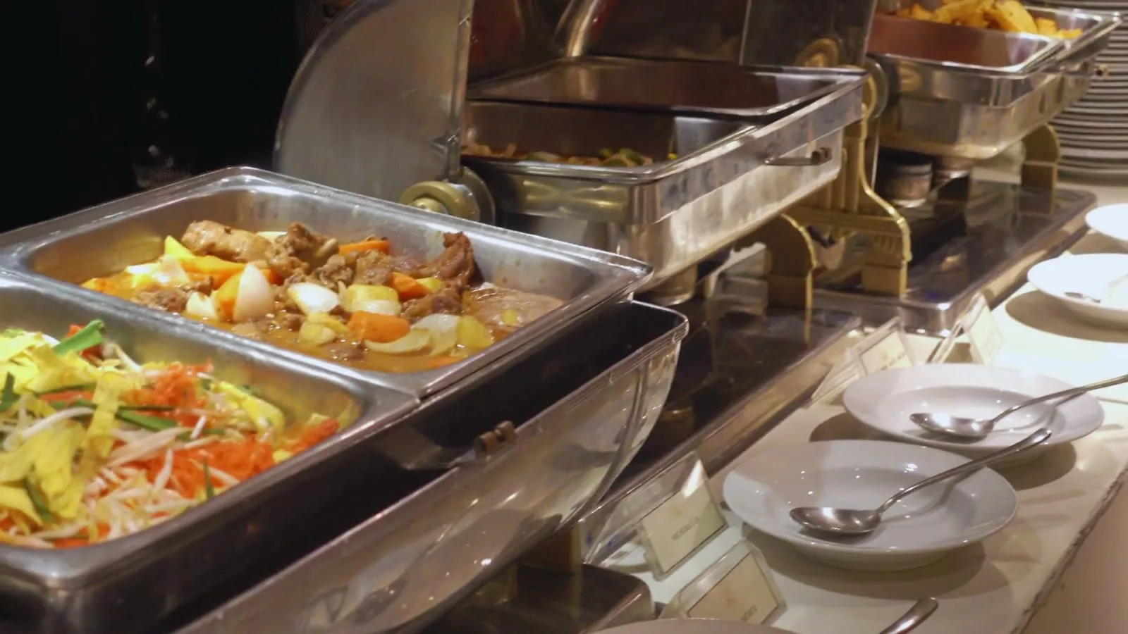 Warmes Buffet in glänzenden Chafing Dishes