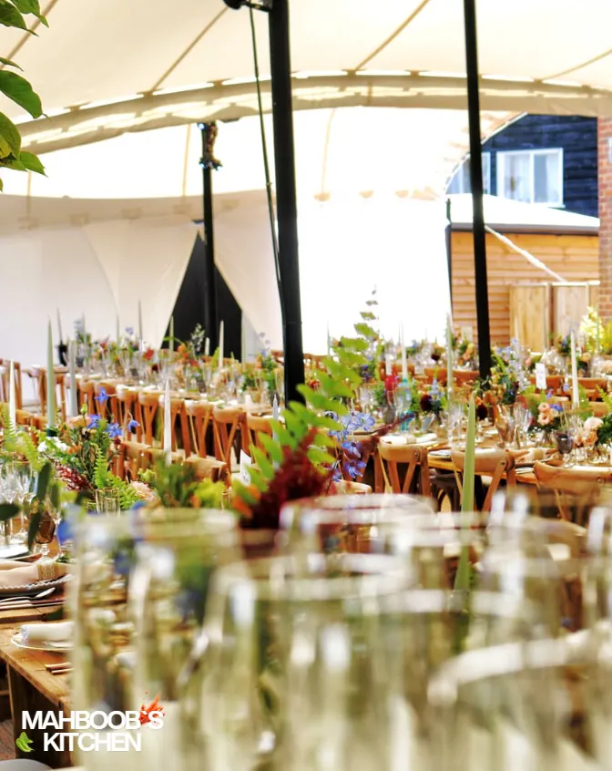 Liebevoll gedeckter Tisch für ein privates Catering von Mahboobs Kitchen